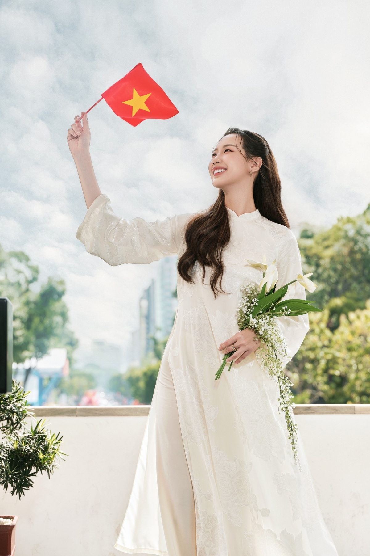 Hoa hậu Bảo Ngọc gửi gắm niềm tự hào với hai tiếng Việt Nam trong bộ ảnh áo dài ở Dinh Độc Lập.