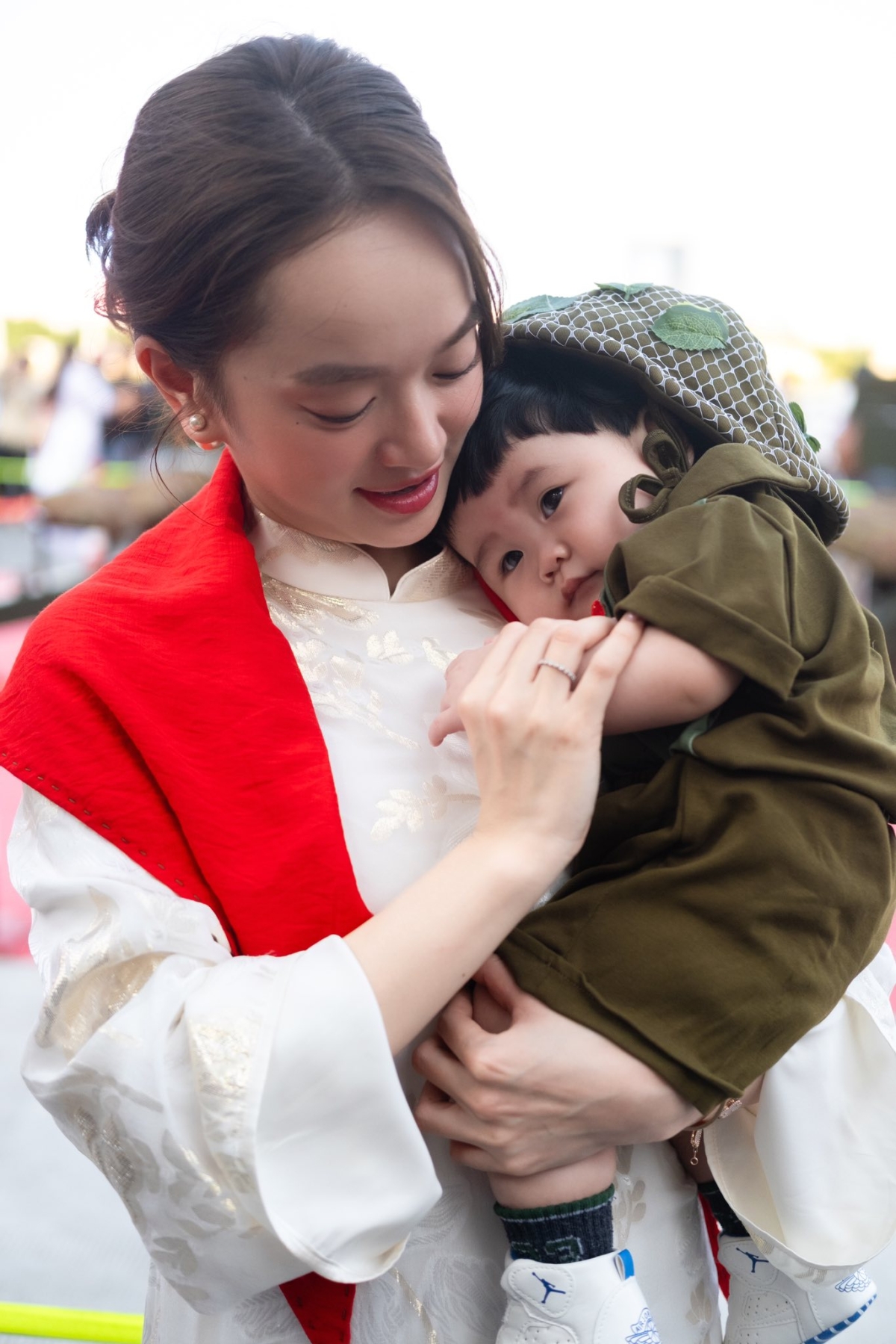 Ngọc nữ Kaity Nguyễn gặp gỡ nhiều khán giả, được một em nhỏ quấn quýt khi chụp ảnh áo dài ở Bến Bạch Đằng trước đại lễ.