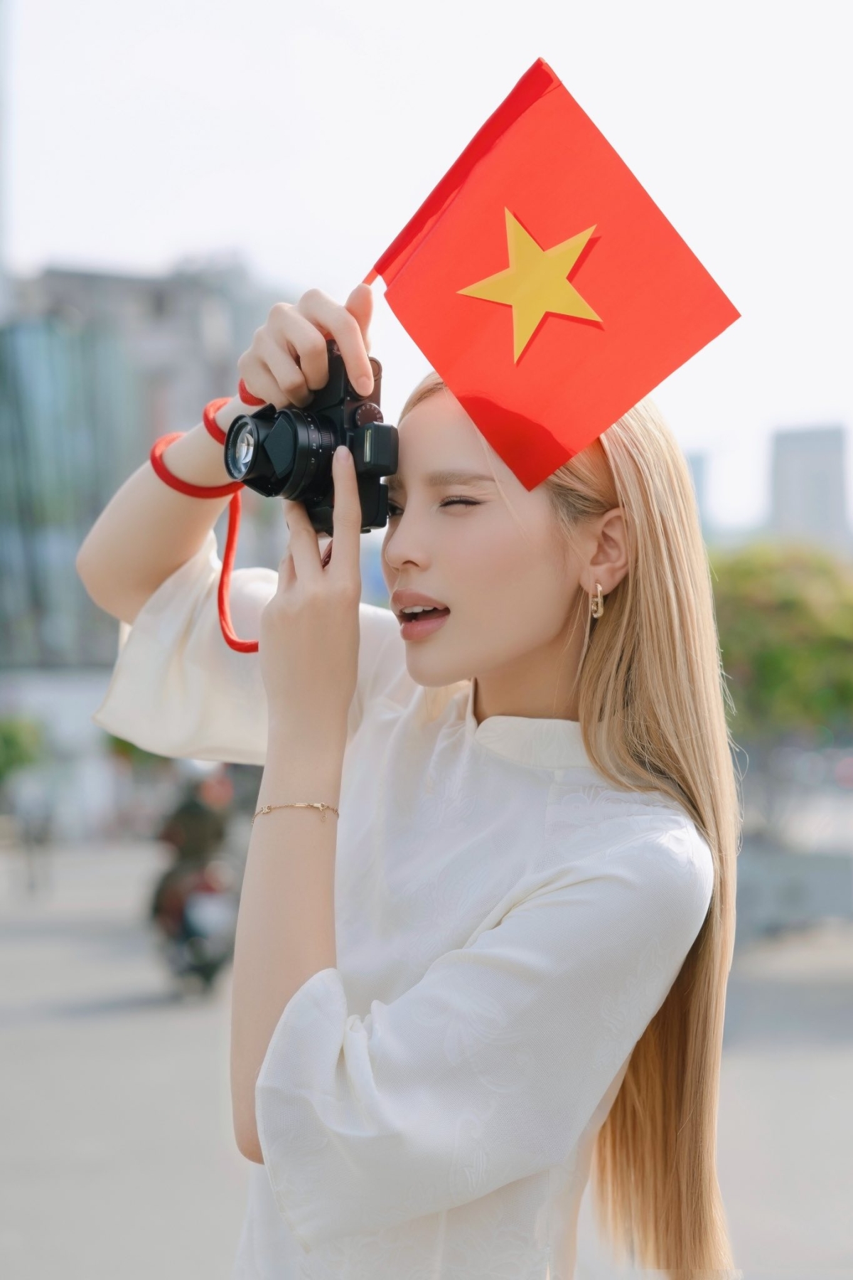 Hoa hậu Kỳ Duyên cầm máy ảnh xuống phố từ sáng sớm, ghi lại nhiều hình ảnh người dân đón mừng đại lễ.