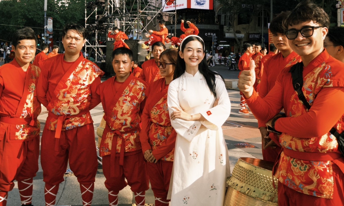Nàng thơ Ngọc Xuân của phim Ngày xưa có một chuyện tình diện áo dài dạo phố quanh chợ Bến Thành, chuyện trò với đoàn nghệ sĩ múa lân đang tập luyện cho một chương trình nghệ thuật mừng đại lễ.