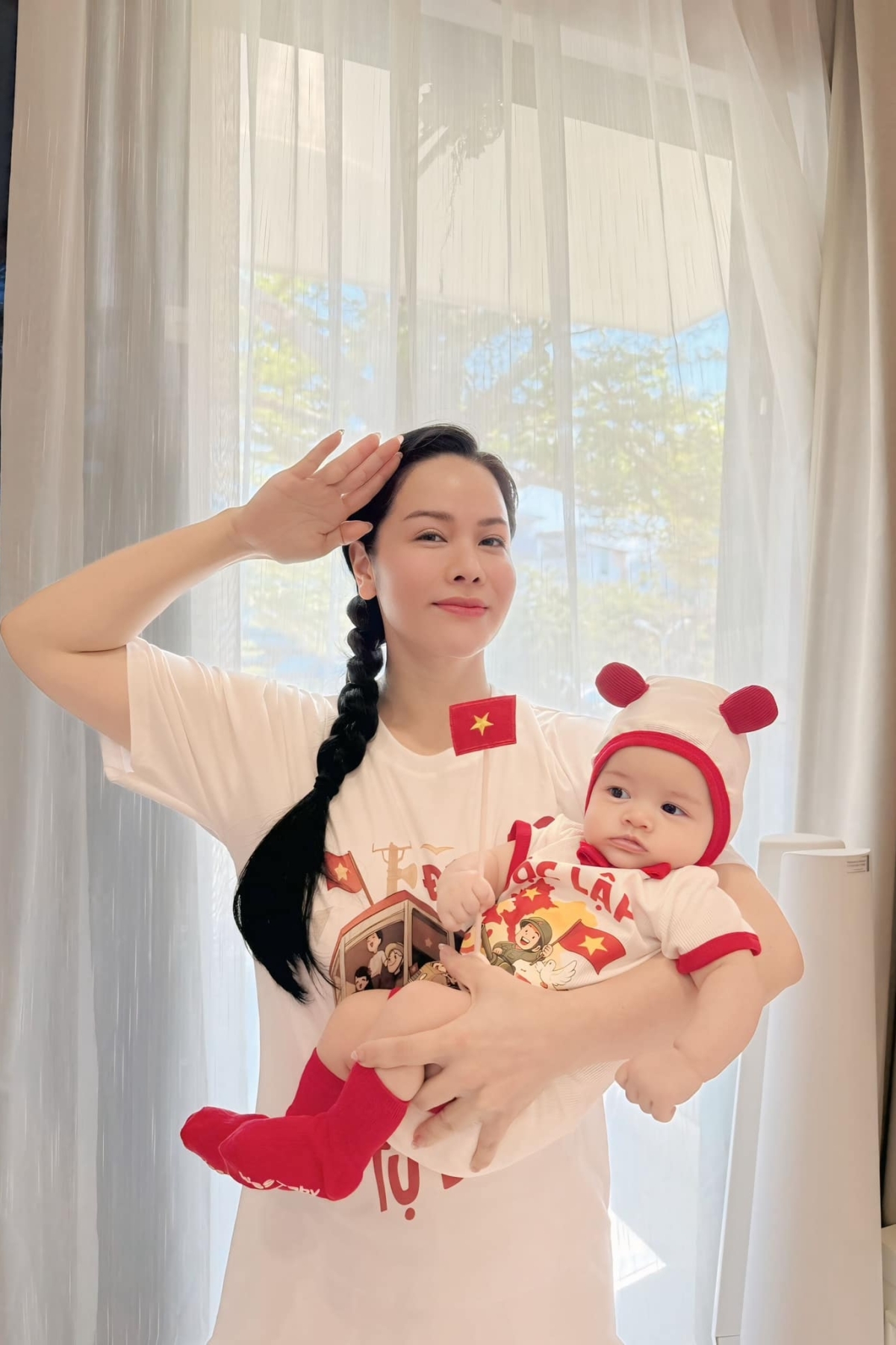 Diễn viên Nhật Kim Anh cùng ái nữ bốn tháng tuổi háo hức chào đón đại lễ.
