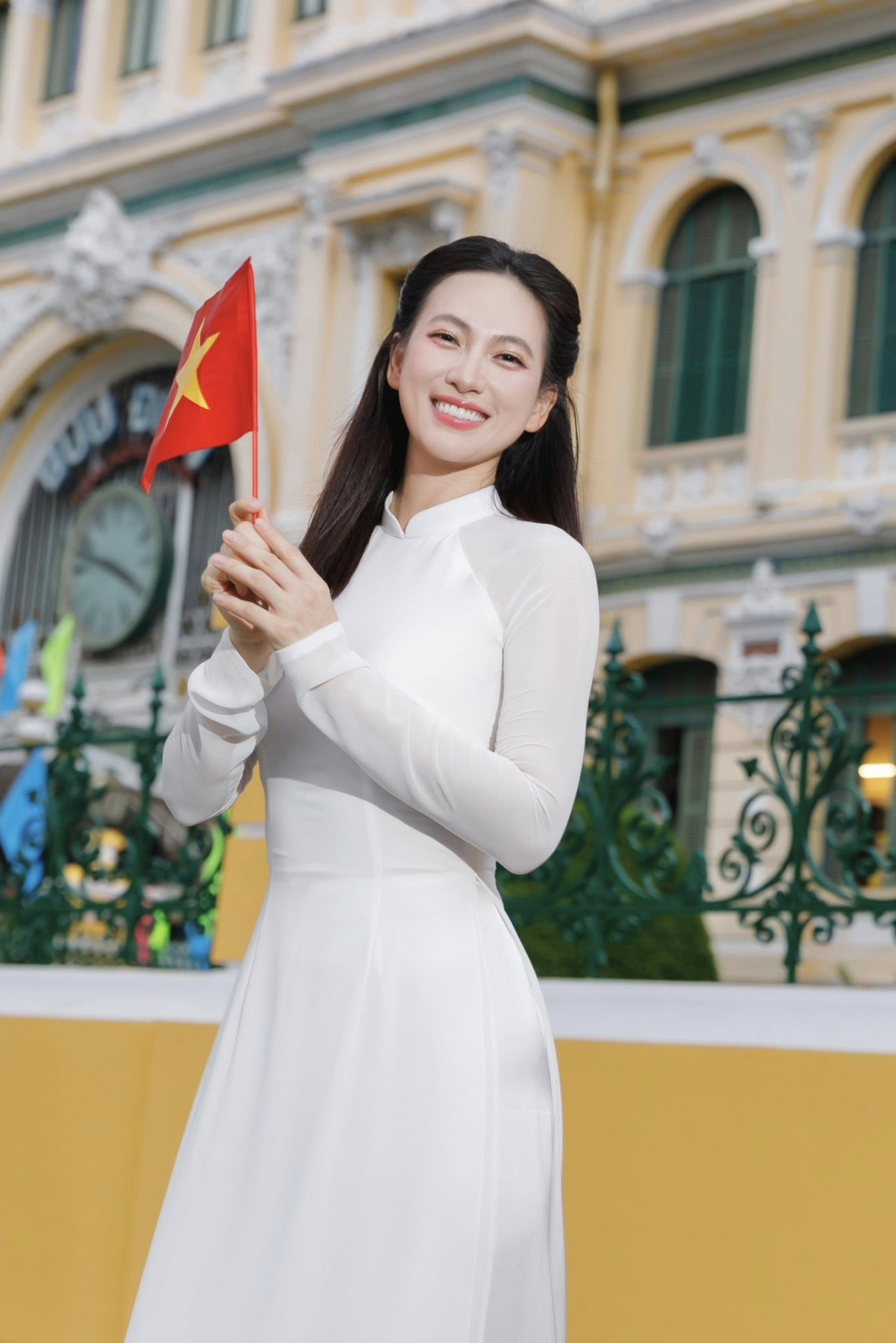 Phương Anh Đào diện áo dài trắng tinh khôi, hòa vào dòng người trong những ngày rộn ràng đón chờ đại lễ. 30/4 cũng là sinh nhật của nữ diễn viên phim Mai.