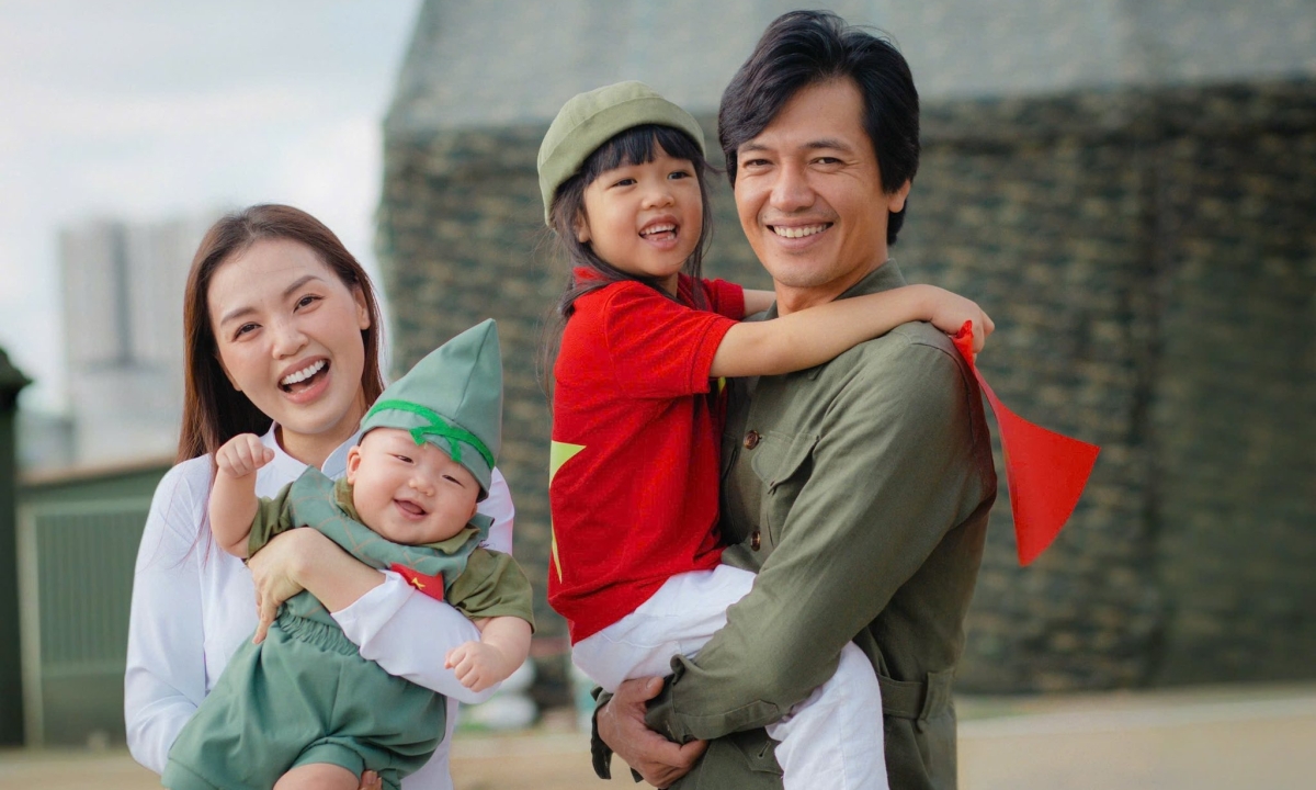 Diễn viên Quang Tuấn - ca sĩ Linh Phi đưa hai nhóc tỳ cùng dạo phố, chụp ảnh với áo và cờ Tổ quốc. Đại lễ năm nay thêm đặc biệt với gia đình nghệ sĩ khi phim Địa đạo: Mặt trời trong bóng tối do Quang Tuấn đóng chính là tác phẩm mừng kỷ niệm 50 năm đất nước hòa bình và thống nhất. Đúng ngày 30/4, phim ra mắt bản dựng mới.