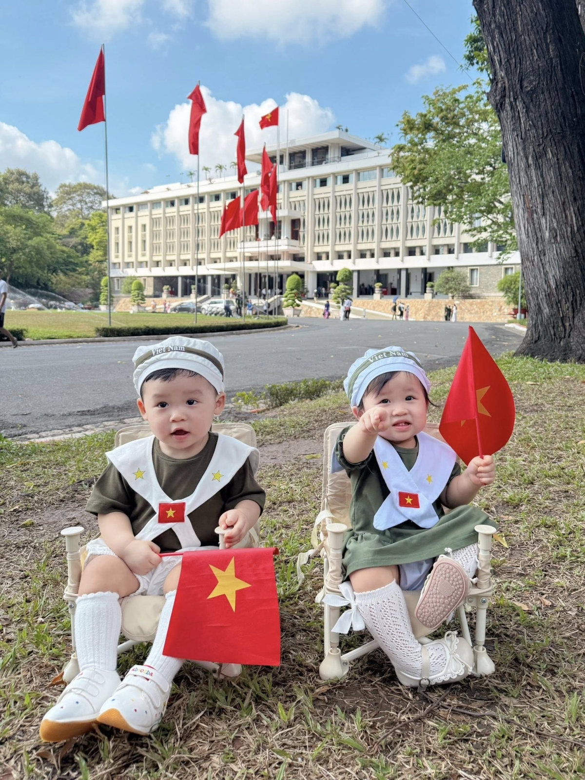 Cặp sinh đôi hơn một tuổi Ijin - Ijun nhà MC - diễn viên Sam được mẹ cho mặc đồ đôi bắt trend mừng lễ 30/4, dạo chơi và chụp ảnh trong Dinh Độc Lập. Người đẹp nói cô muốn các con lớn lên với lòng biết ơn và tình yêu Tổ quốc.
