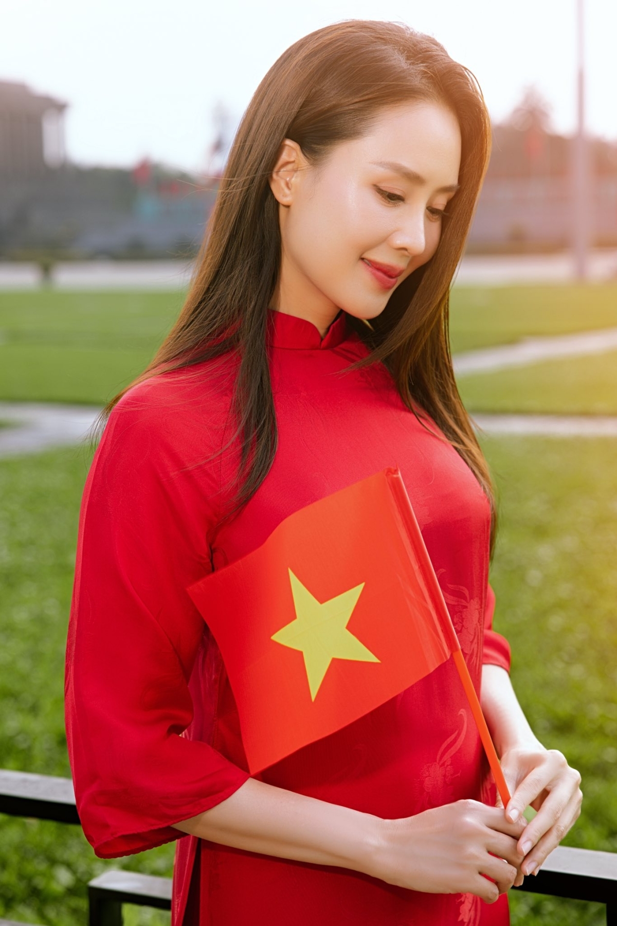 Cũng tại vườn hoa trước Lăng Bác, diễn viên Hồng Diễm dừng chân ghi lại những khoảnh khắc đẹp với áo dài đỏ thắm màu quốc kỳ dưới ánh hoàng hôn.