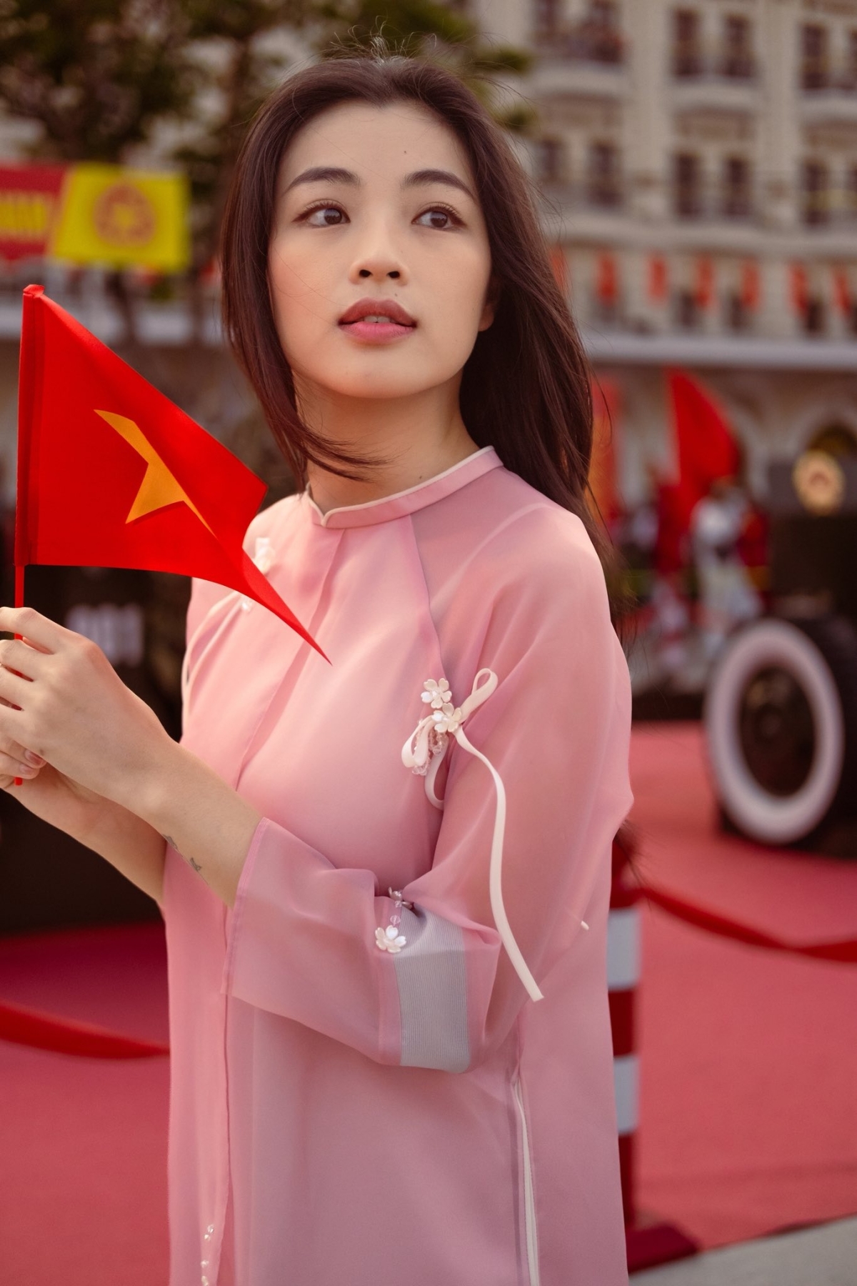 Diễn viên Lan Thy của phim Em và Trịnh dạo quanh Bến Bạch Đằng trước ngày đại lễ.