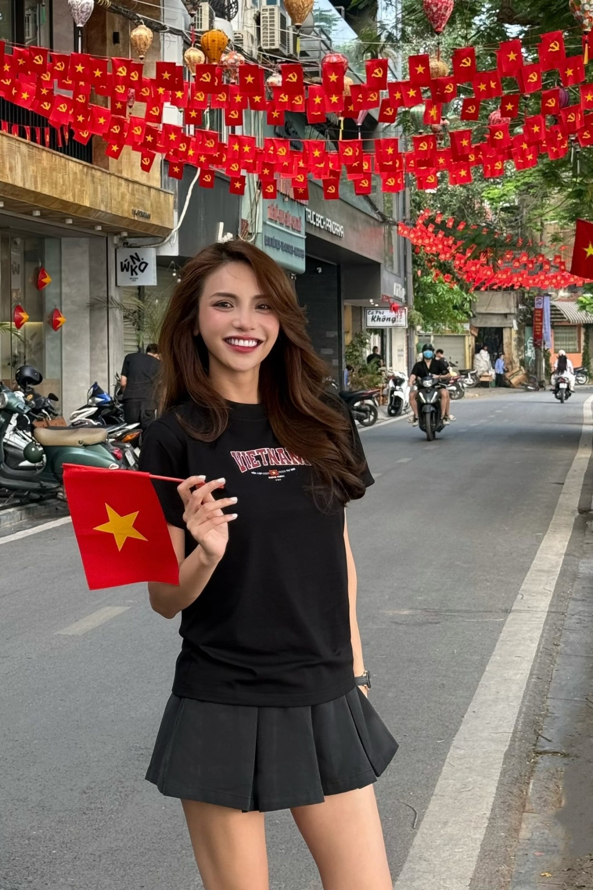 Người mẫu Linh Chi, học trò của Thanh Hằng tại The Face, từ TP.HCM về Hà Nội thăm nhà, tranh thủ đi dạo và ngắm phố phường rợp cờ hoa.