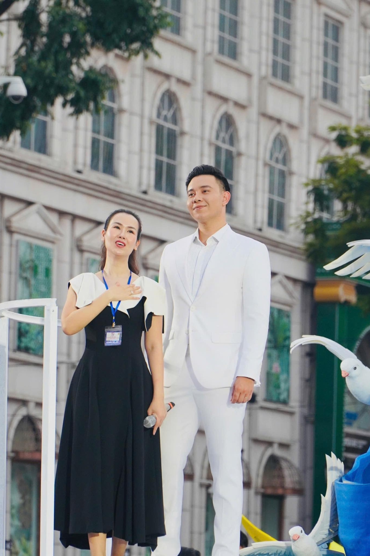 Ca sĩ Võ Hạ Trâm đăng tấm ảnh cùng ca sĩ Đông Hùng tổng duyệt diễu binh hôm 27/4. Hai giọng ca nội lực sẽ trình diễn trong buổi diễu binh sáng 30/4. Võ Hạ Trâm tâm sự đây là ngày đặc biệt với toàn dân tộc Việt Nam, cô và Đông Hùng không bao giờ quên ngày này trong sự nghiệp ca hát của mình. Chúng tôi rất tự hào, vinh dự pha lẫn hồi hộp và háo hức. Chúng tôi sẽ tập kết lúc 2h sáng 30/4, cô nói.