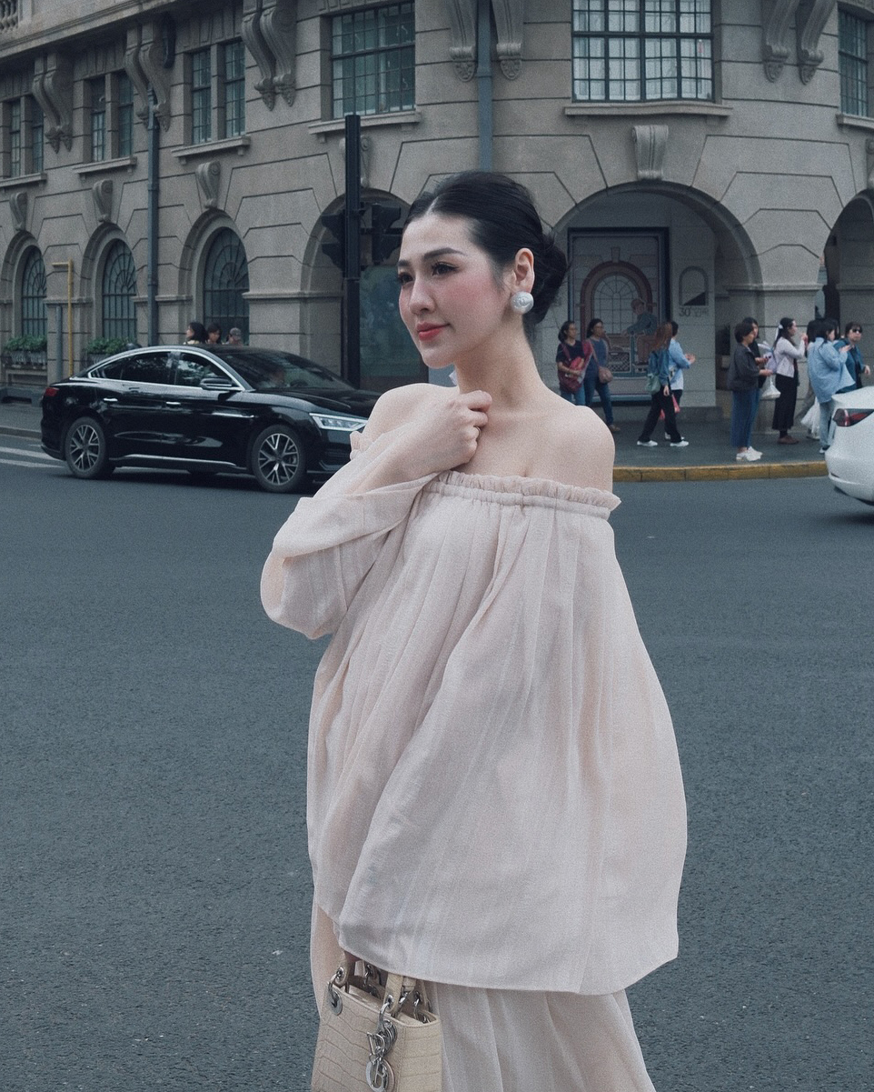 Mẫu túi có gam màu nude trung tính được người đẹp kết hợp cùng những bộ trang phục trang nhã, gam màu đồng điệu.