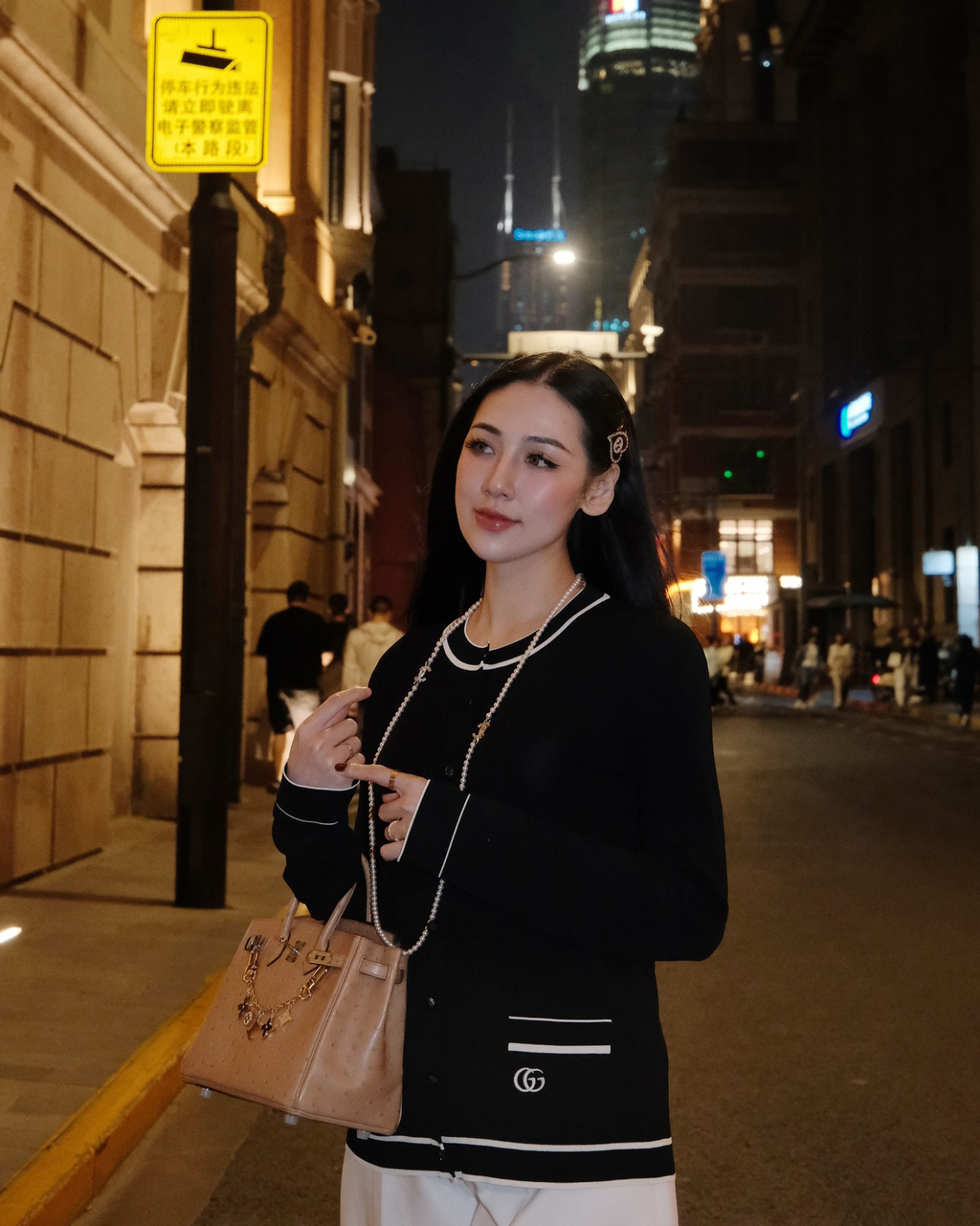 Chiếc túi tông nâu be được Tú Anh phối cùng áo len Balmain, Gucci, hoàn thiện diện mạo phú bà.