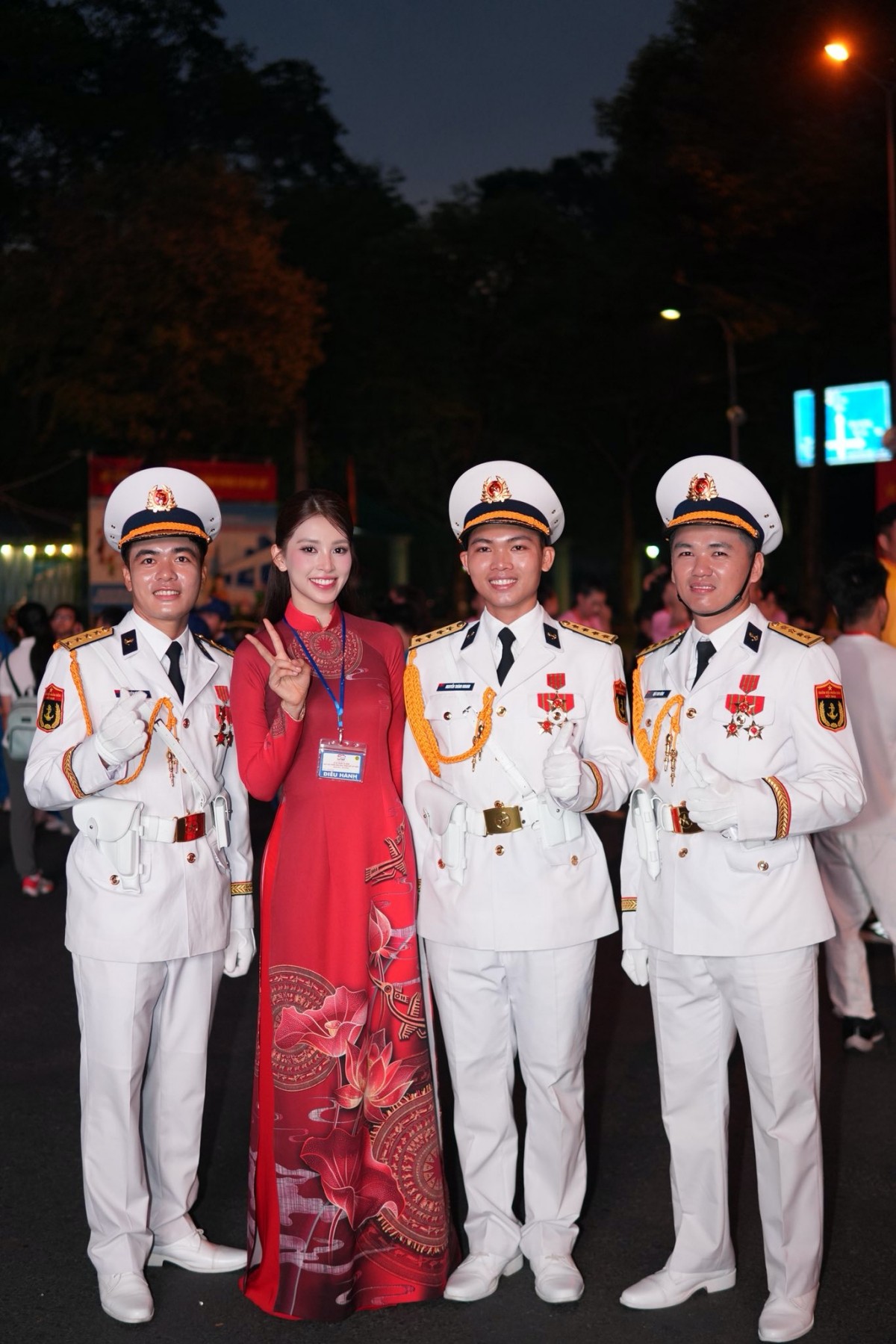 Là một trong những người đẹp có mặt từ 4 giờ sáng, Hoa hậu Việt Nam 2018 Trần Tiểu Vy đã tranh thủ chụp ảnh kỷ niệm cùng các bác cựu chiến binh, các chiến sĩ, nghệ sĩ tham gia Đại lễ.