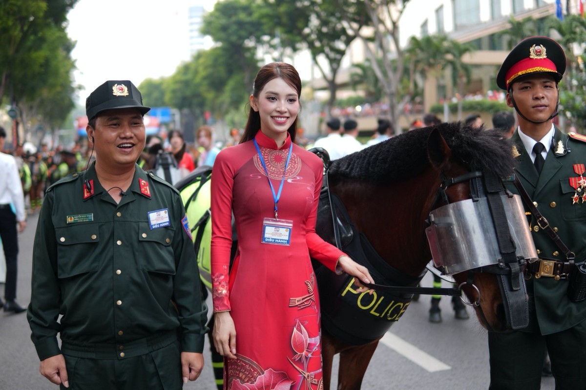 Nàng hậu cũng là một trong những người đẹp Việt tích cực tham gia nhiều hoạt động chào mừng Đại lễ nhất trong thời gian qua.