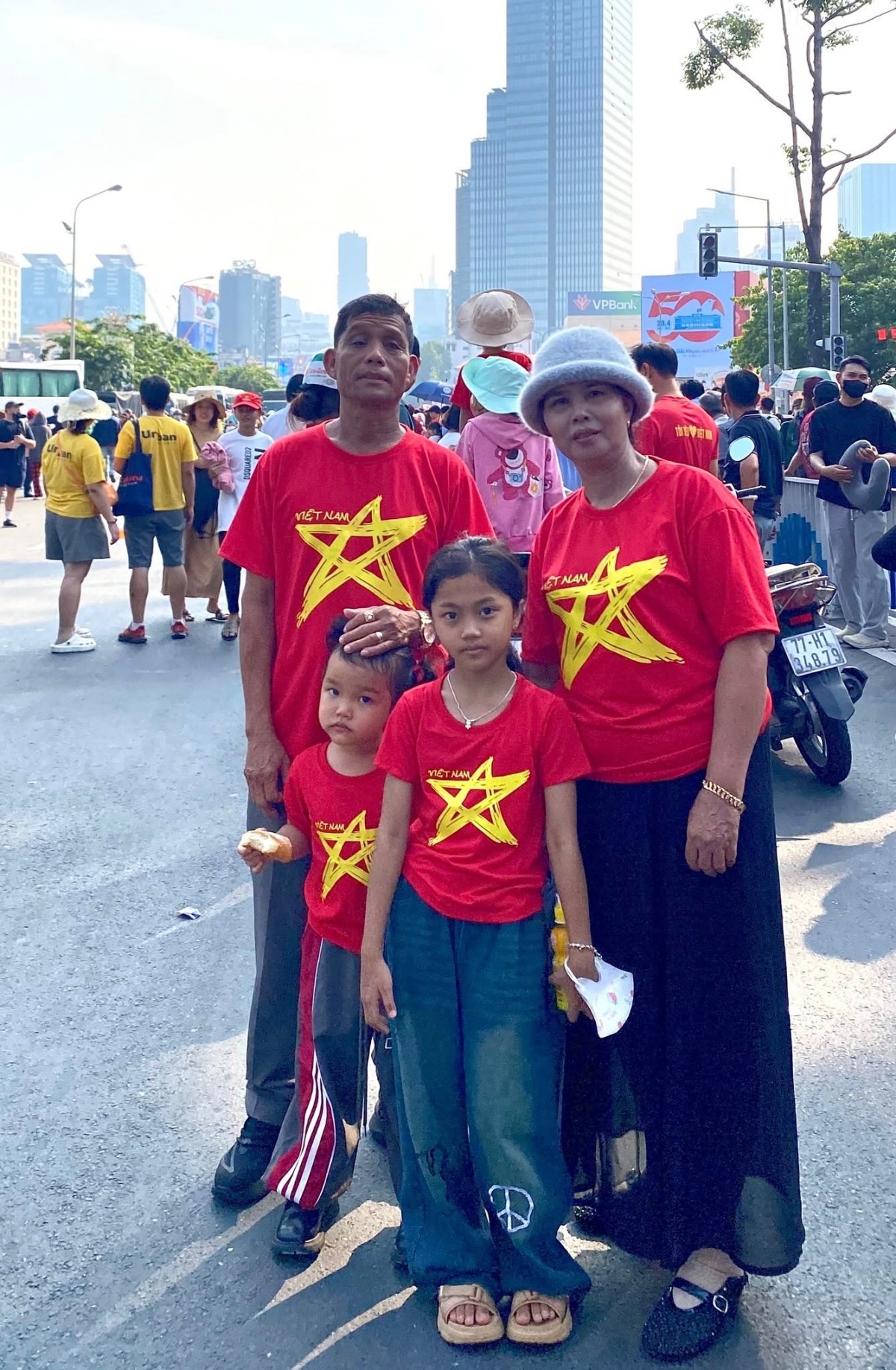 Gia đình Hoa hậu Tiểu Vy (trái) và gia đình Hoa hậu H’Hen Niê (phải) cùng mặc áo đồng phục cờ đỏ sao vàng, tham gia Đại lễ từ sáng sớm.