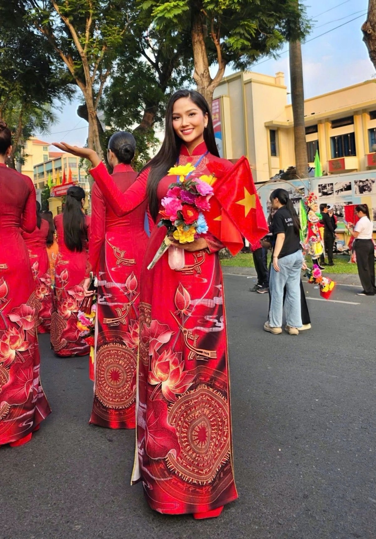 Dàn Hoa hậu có mặt từ 4 giờ sáng tham dự Đại lễ 50 năm Giải phóng miền Nam - 10