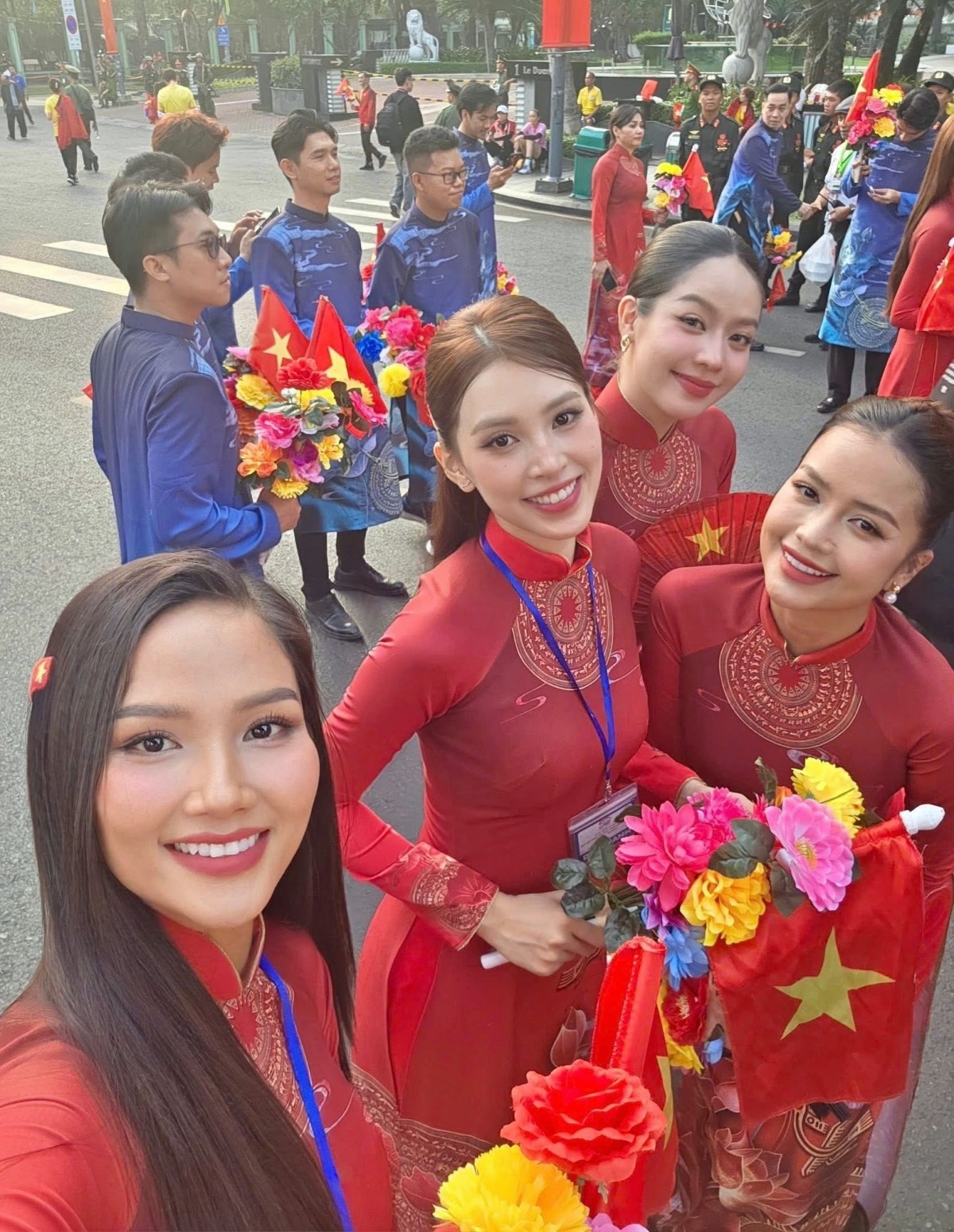 Hoa hậu Hoàn vũ Việt Nam 2017 H’Hen Niê cũng có mặt từ sớm, nàng hậu để tóc xoã thẳng, chiếc kẹp tóc hình cờ tổ quốc nhỏ xinh nổi bật trên mái tóc.