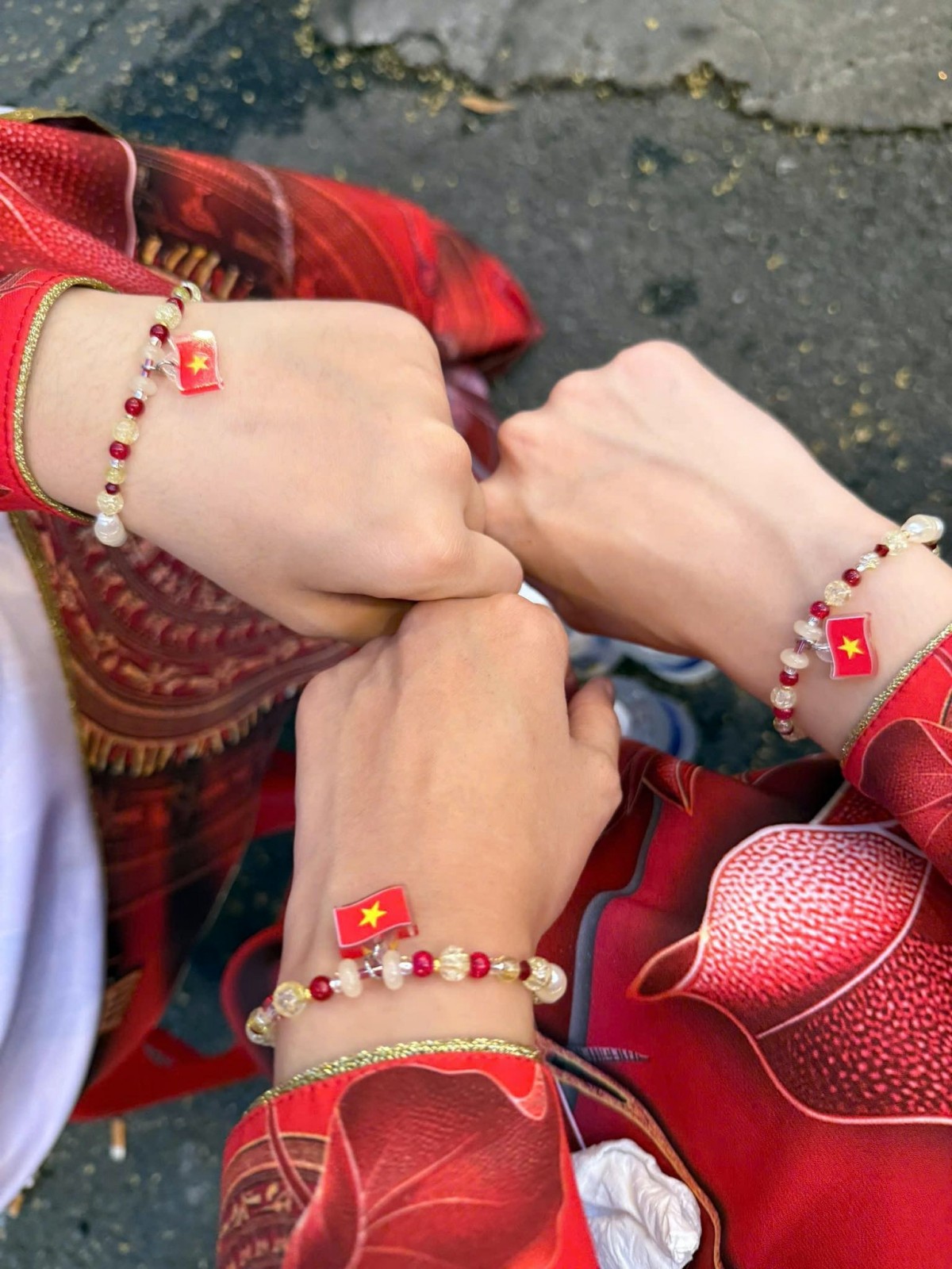 Thanh Thủy và Tiểu Vy chung khung hình, các nàng hậu còn khoe phụ kiện là chiếc vòng đeo tay có gắn charm cờ Việt Nam nhỏ xinh