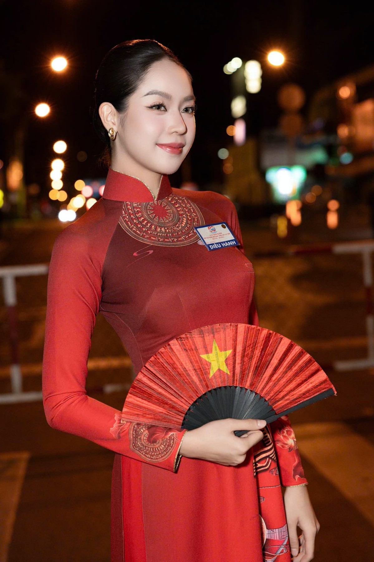 Hoa hậu Việt Nam 2022 - Miss International 2024 Huỳnh Thị Thanh Thủy cũng có mặt từ tờ mờ sáng, trang điểm nhẹ nhàng, tóc búi gọn phía sau, tự hào và xúc động tham dự Đại lễ.