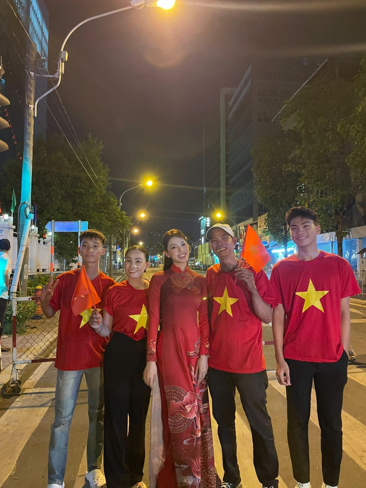 Dàn Hoa hậu có mặt từ 4 giờ sáng tham dự Đại lễ 50 năm Giải phóng miền Nam - 17