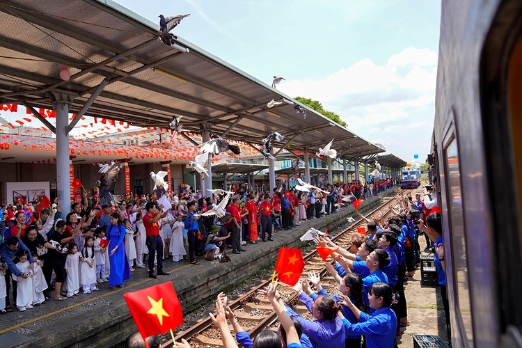 Cách đây gần 50 năm, ngày 31/12/1976, tại Hà Nội và Sài Gòn, Chính phủ làm lễ khánh thành đường sắt Thống Nhất sau 30 năm tuyến đường sắt Bắc Nam bị đình trệ do chiến tranh tàn phá.