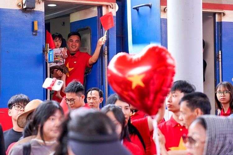 Giới trẻ cũng không kém phần phấn khích. Dương Minh Vũ, 19 tuổi, sinh viên Hà Nội, lên tàu từ tối 29/4, chia sẻ: Tàu rực sắc đỏ từ các nhà ga đến các toa dành cho hành khách. Không khí hào hùng khiến em cảm nhận rõ tinh thần ngày đất nước thống nhất.