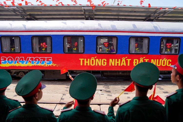 50 năm rồi, hôm nay tôi vẫn thấy tim mình rung lên vì tự hào. Chúng tôi, những người lính đã may mắn sống sót, từng hân hoan khi tiến vào giải phóng thành phố Đà Nẵng nửa thế kỷ trước, nay được ôn lại lịch sử hào hùng cùng người dân cả nước, ông nói.