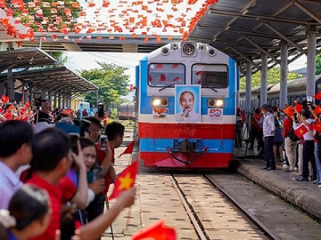 Hai đoàn tàu Thống Nhất hội ngộ ở Đà Nẵng