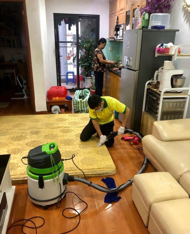 Không chỉ riêng chị Thư, nhiều gia đình ở khu vực đô thị cũng đang có xu hướng chọn thuê dịch vụ vệ sinh chuyên nghiệp vào những dịp lễ dài ngày. Ảnh: NVCC