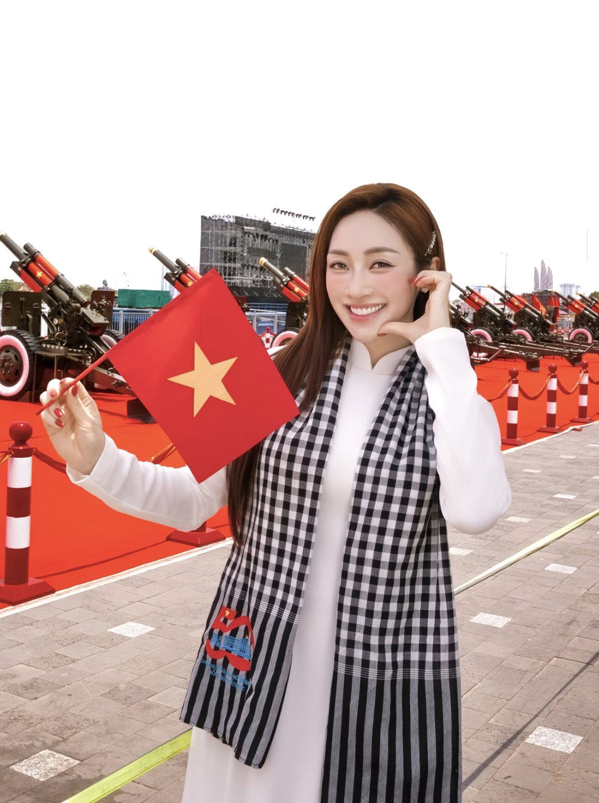 Con trai Chi Bảo rám nắng khi chụp ảnh với dàn đại bác giữa trưa - 7