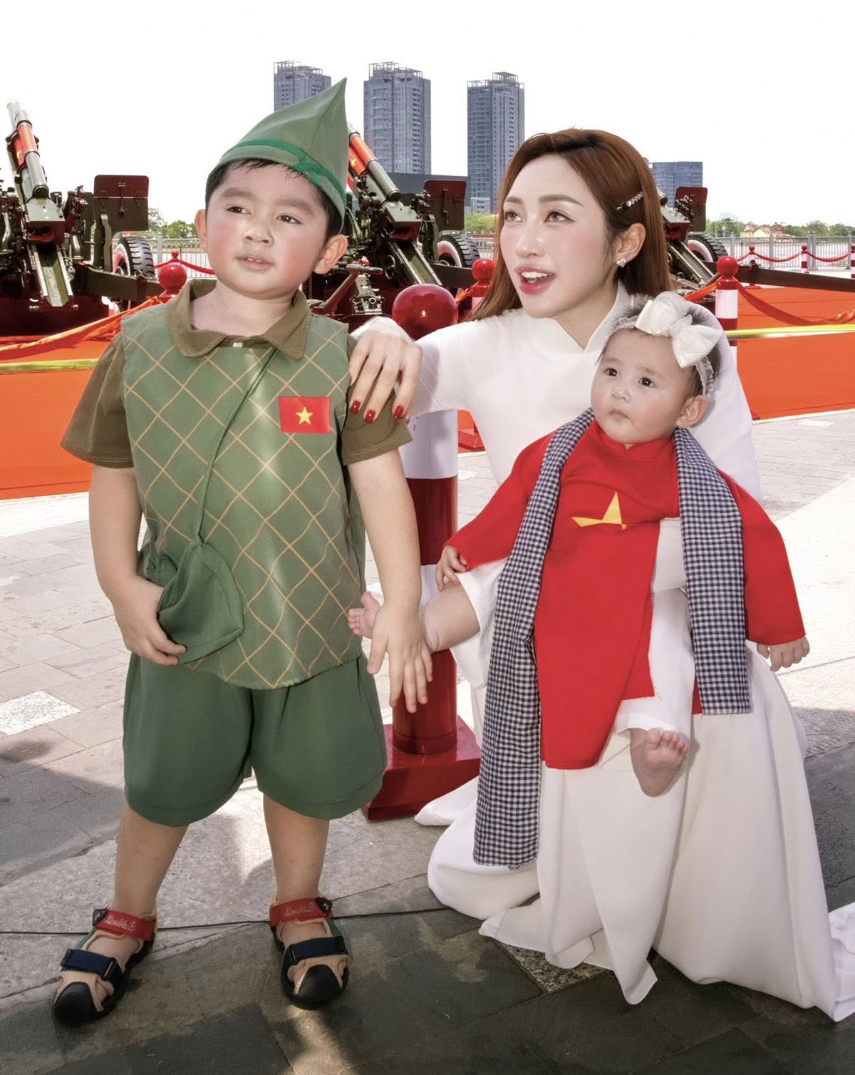 Con trai Chi Bảo rám nắng khi chụp ảnh với dàn đại bác giữa trưa - 2