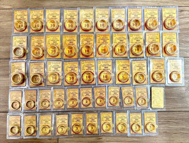 Giá vàng trong nước giảm mạnh theo giá thế giới.