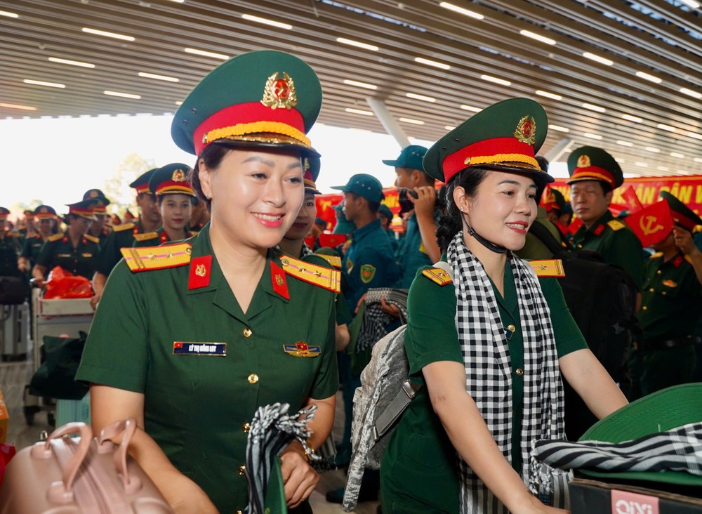Cán bộ rời TP.HCM trong vòng tay của nhân dân. ẢNH: THUẬN VĂN