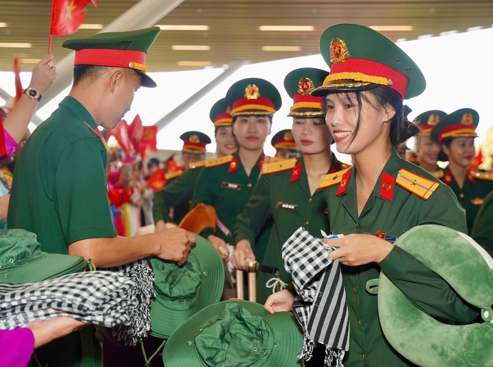 Các chiến sĩ khối quân nhạc rời TP.HCM với món quà là khăn rằn, nón lá, nón tai bèo. ẢNH: THUẬN VĂN