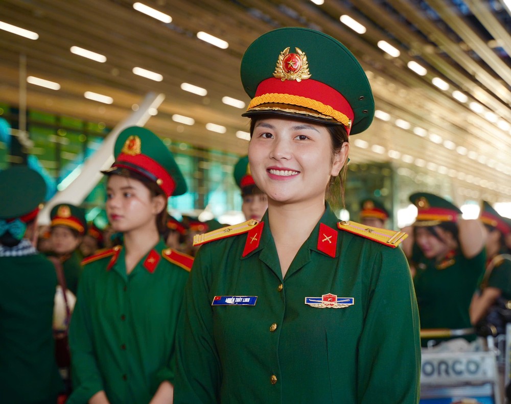 Thiếu tá Luyện Thùy Linh, cán bộ khối nghi lễ, chia sẻ: Hôm nay chúng tôi đã hoàn thành xuất sắc nhiệm vụ và rời TP.HCM. Thật sự lưu luyến và nhớ đến tình cảm của người dân miền Nam, một phần ký ức không thể quên. ẢNH: THUẬN VĂN