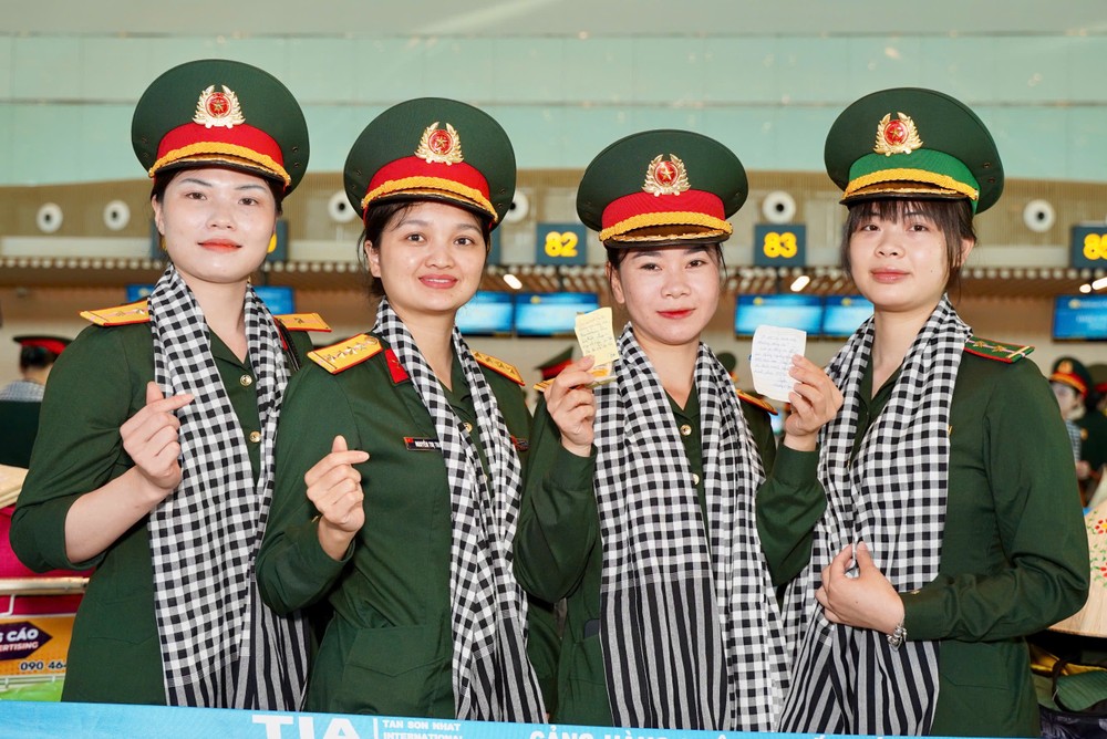 Rời TP.HCM về lại đơn vị sau khi đã hoàn thành nhiệm vụ diễu binh, diễu hành kỷ niệm 50 năm Ngày giải phóng miền Nam, thống nhất đất nước, các chiến sĩ gìn giữ tình cảm và từng món quà nhỏ của người dân và đồng đội miền Nam trao tặng. ẢNH: THUẬN VĂN