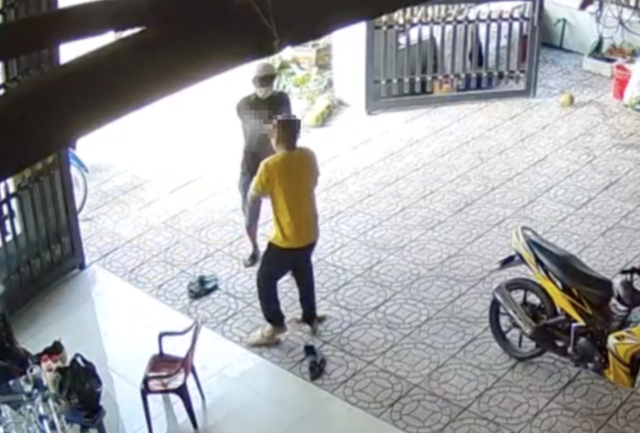 Ông P. (đội nón) nổ súng bắn ông T. vào ngày 28-4