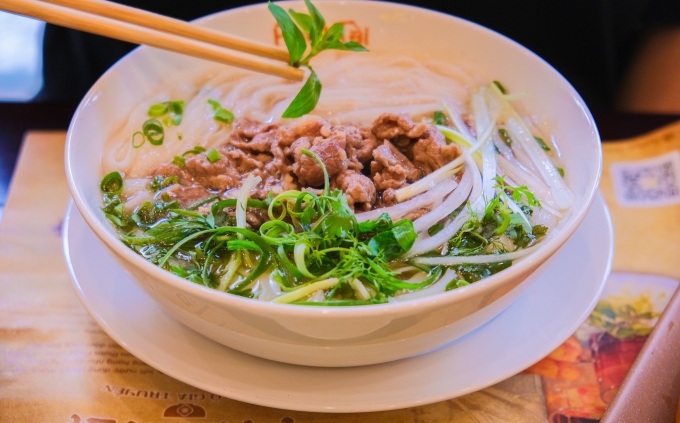 Phở Bắc nước dùng có vị ngọt của sá sùng, ăn kèm rau húng Láng. Ảnh: Phở Phát Tài