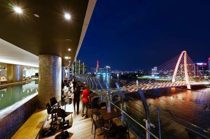 Khách sạn quận 1 tầm nhìn ra sông Sài Gòn và cầu Ba Son. Ảnh: Le Meridien Saigon