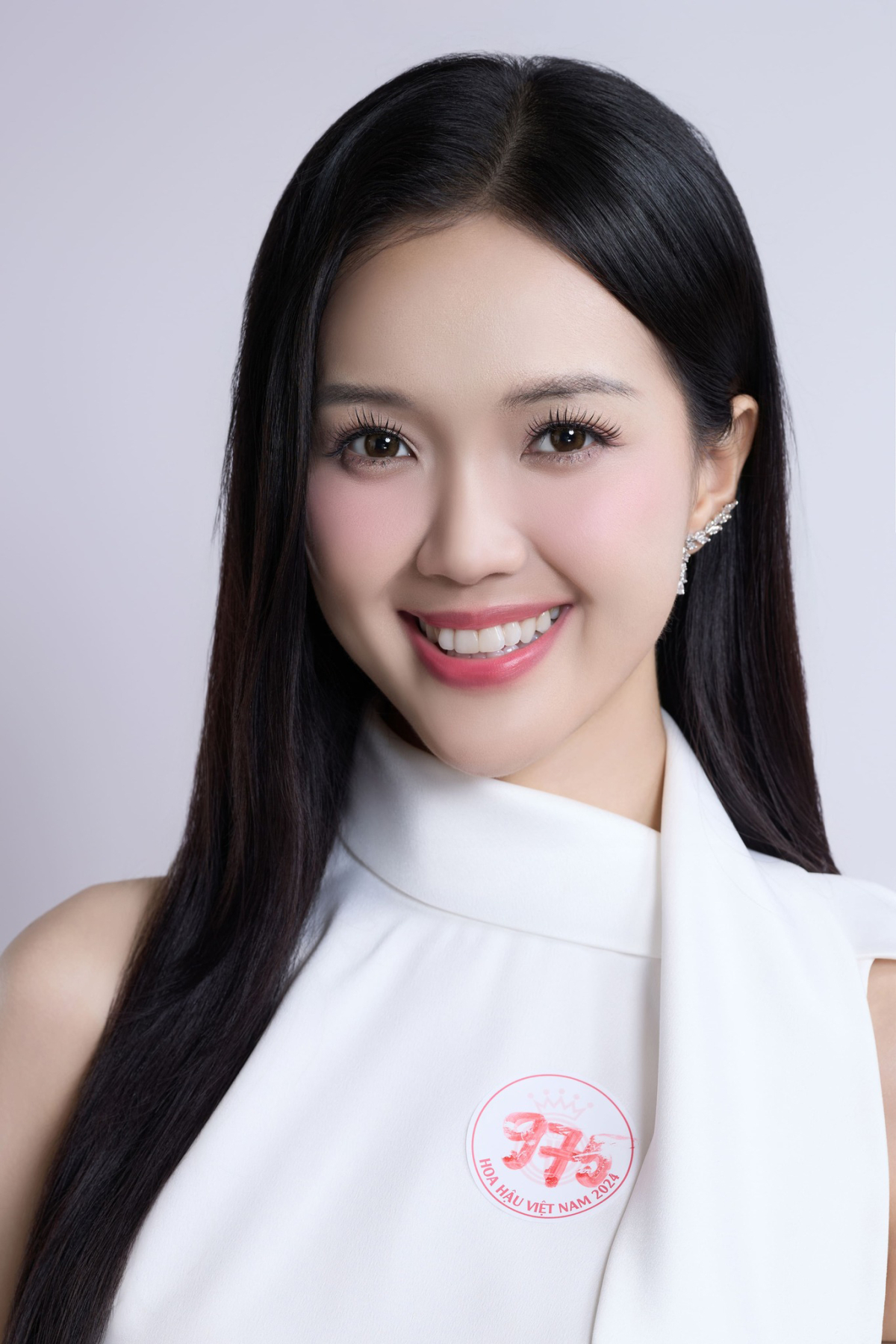 Cô đến từ TP HCM, tốt nghiệp ngành ngôn ngữ Anh, Đại học Tôn Đức Thắng. Người đẹp hiện là MC tự do và cộng tác dẫn một chương trình của Đài Truyền hình Vĩnh Long. Ngoài ra, cô làm trợ giảng tại Trung tâm Ngoại ngữ của Bộ Ngoại giao.