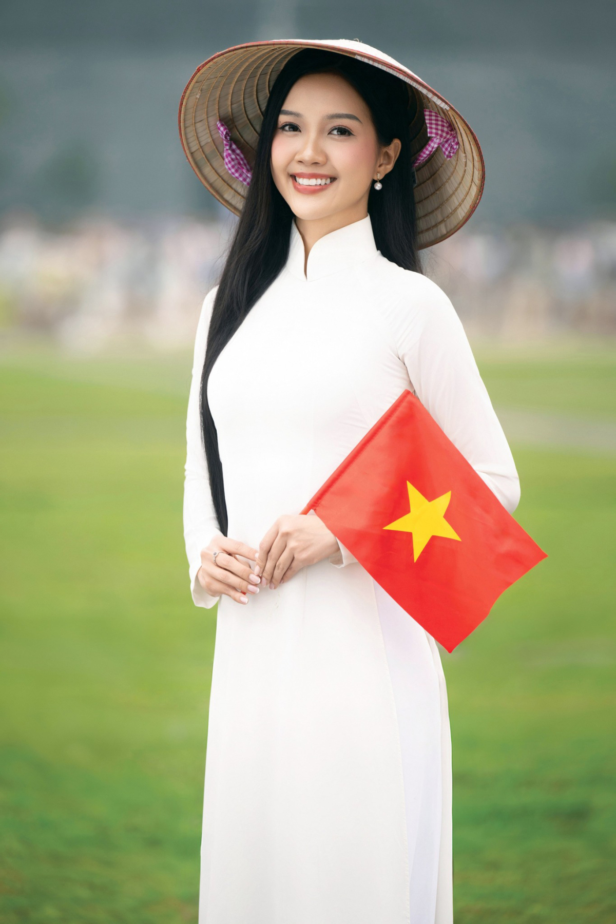 Mỹ Vân chụp ảnh với áo dài ở Hà Nội, dịp kỷ niệm 50 năm thống nhất đất nước.