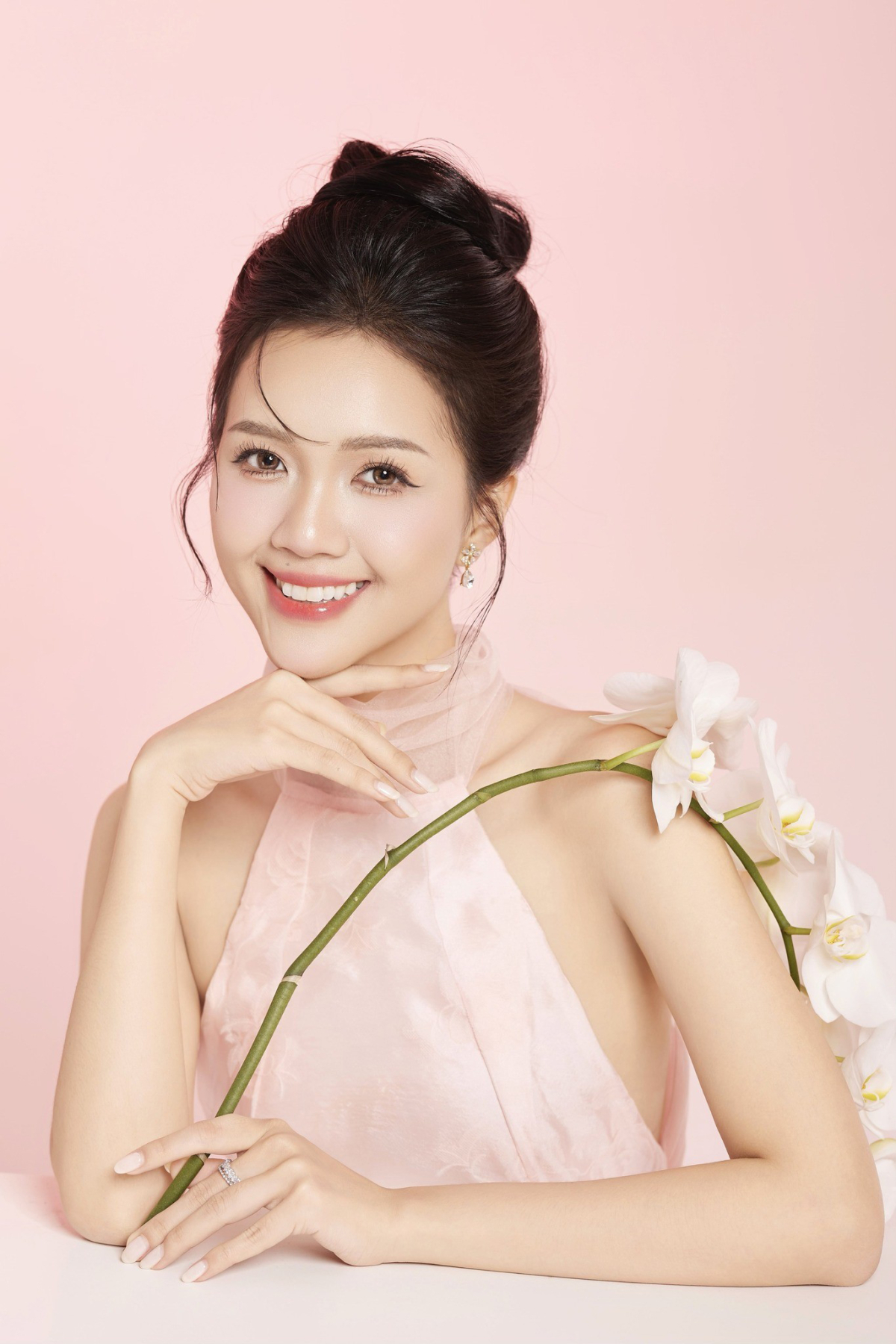 Cô thích ca hát, tham gia phong trào văn nghệ từ thời phổ thông, đạt nhiều giải ở cấp quận, thành phố. Ở Hoa hậu Việt Nam, cô nhiều lần trổ tài hát, đàn guitar.