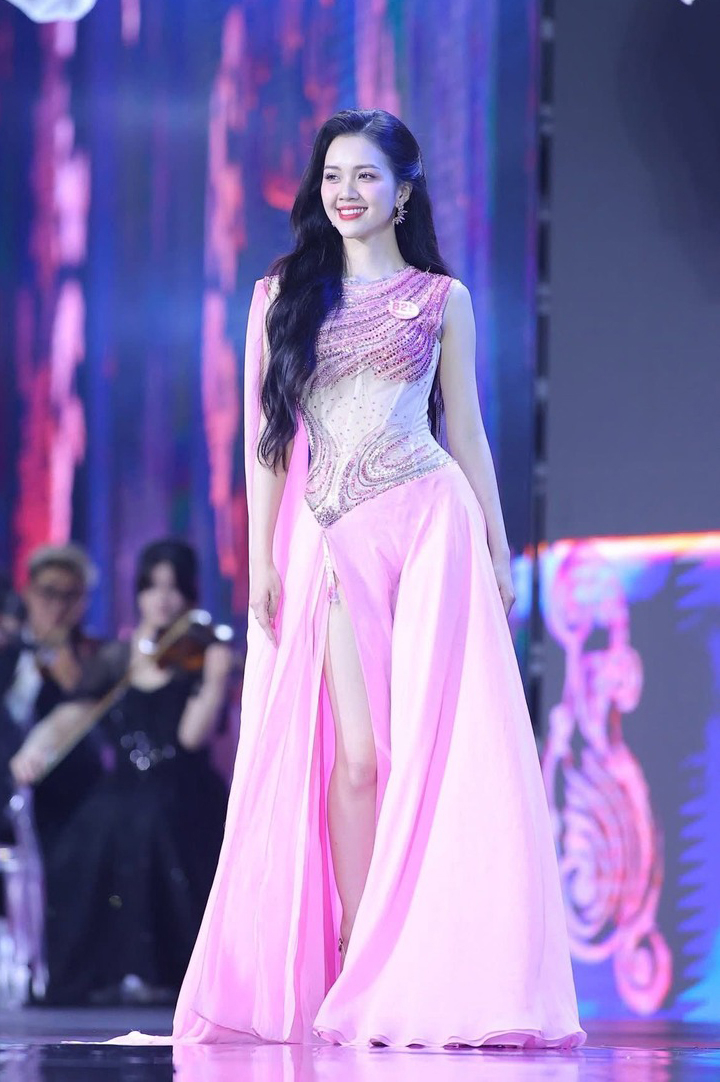 Mỹ Vân catwalk với đầm dạ hội trong chung khảo hôm 20/4 ở Hà Nội.