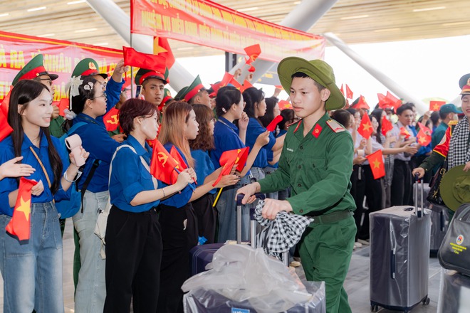 15 giờ chiều ngày 2-5, các
chiến sĩ thuộc các khối Nữ sĩ quan Quân y, khối Sĩ quan Tăng thiết
giáp, khối Sĩ quan Thông tin liên lạc và các chiến sĩ thực hiện
nhiệm vụ hậu cần trở về a classTextlinkBaiviet hrefhttps://eva.vn/ha-noi-p1883c73.htmlHà Nội/a.