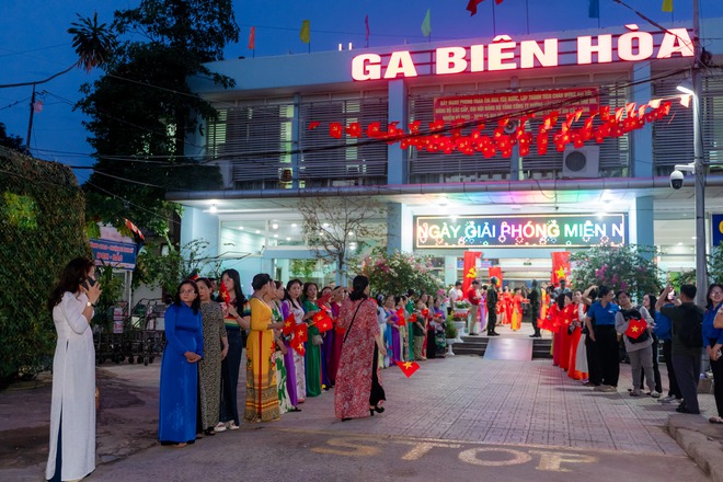 Khối diễu binh A50 tạm biệt TP HCM: amp;#34;Tình cảm của bà con làm chúng tôi rất xúc động!amp;#34; - 12