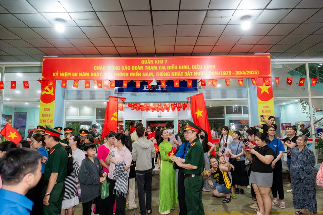 Khối diễu binh A50 tạm biệt TP HCM: amp;#34;Tình cảm của bà con làm chúng tôi rất xúc động!amp;#34; - 13