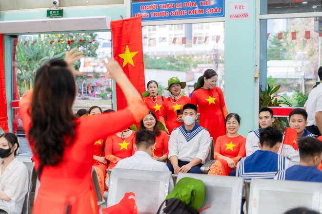 Khối diễu binh A50 tạm biệt TP HCM: amp;#34;Tình cảm của bà con làm chúng tôi rất xúc động!amp;#34; - 18