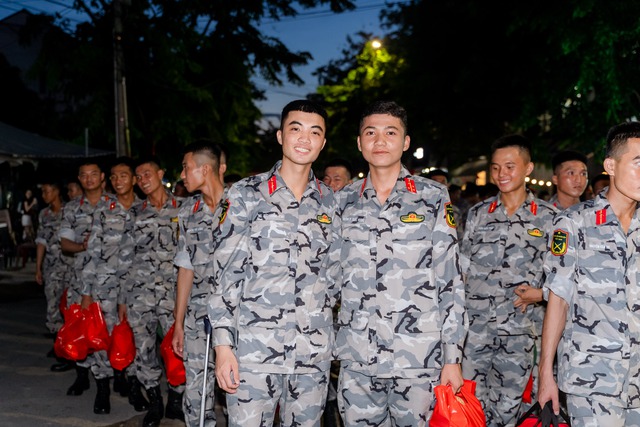 Sau 2 năm nhập ngũ, đồng chí
Nguyễn Đức Thành Minh (bên trái) thuộc Lữ 280, tham gia diễu binh
khối Đặc nhiệm dù chia sẻ: Tôi thật sự xúc động khi bà con tại TP
HCM đón tiếp quá nồng nhiệt, tôi cảm ơn bà con rất nhiều.