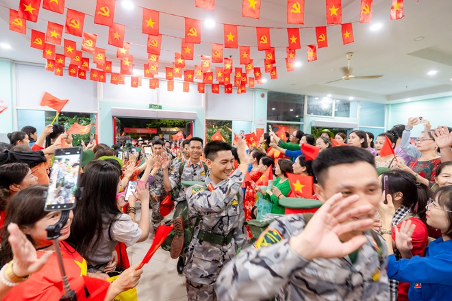 Người dân và các chiến sĩ vẫy
tay chào tạm biệt nhau tại ga tàu Biên Hòa vào tối 2-5.