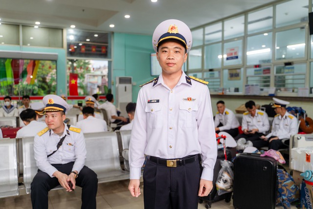 Tôi sẽ không bao giờ quên
tình cảm mà bà con tại TP HCM dành cho chúng tôi - Thượng úy Đỗ
Thế Long, công tác tại Lữ đoàn 167 bày tỏ.