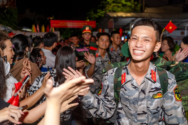 Thắm tình quân dân đưa tiễn
nhau tại ga tàu Biên Hòa