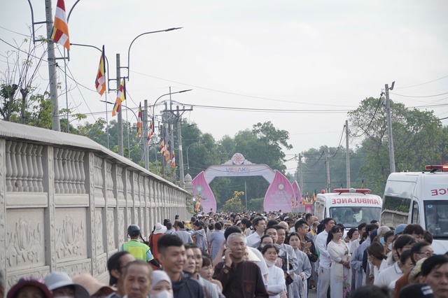 Hàng ngàn Tăng ni, Phật tử đổ về chùa Thanh Tâm trong sáng nay
